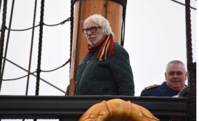 Пьер Ришар в Воронеже сфотографировался на «Гото Предестинации» и потёр нос Биму