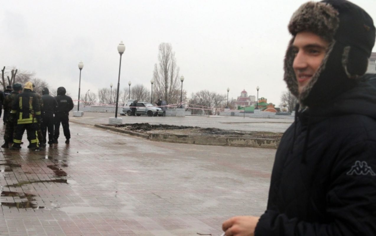 Водитель "пятнадцатой" на фоне своей машины