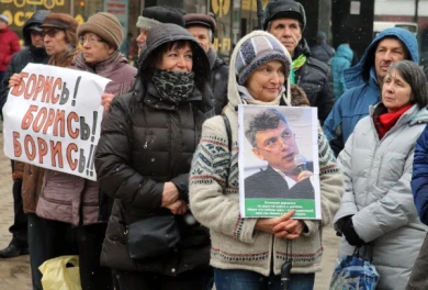 В Воронеже участников митинга памяти Немцова облили зелёнкой и обсыпали мукой