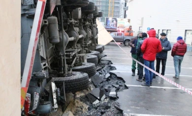 Кран в центре Воронежа упал из-за провалившегося асфальта