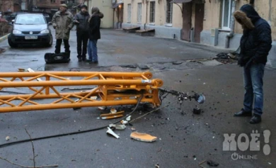 В «Галерее Чижова» заявили, что кран упал по запланированной траектории