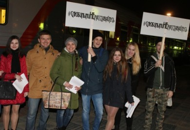 Артисты воронежского театра привлекали зрителей на премьеру спектакля флешмобом