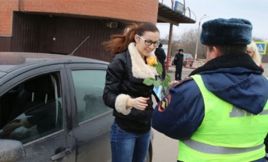 Инспекторы ГИБДД сделали сюрприз воронежским автоледи