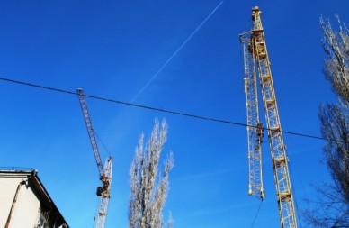 В Воронеже при строительстве многоэтажки упала стрела башенного крана