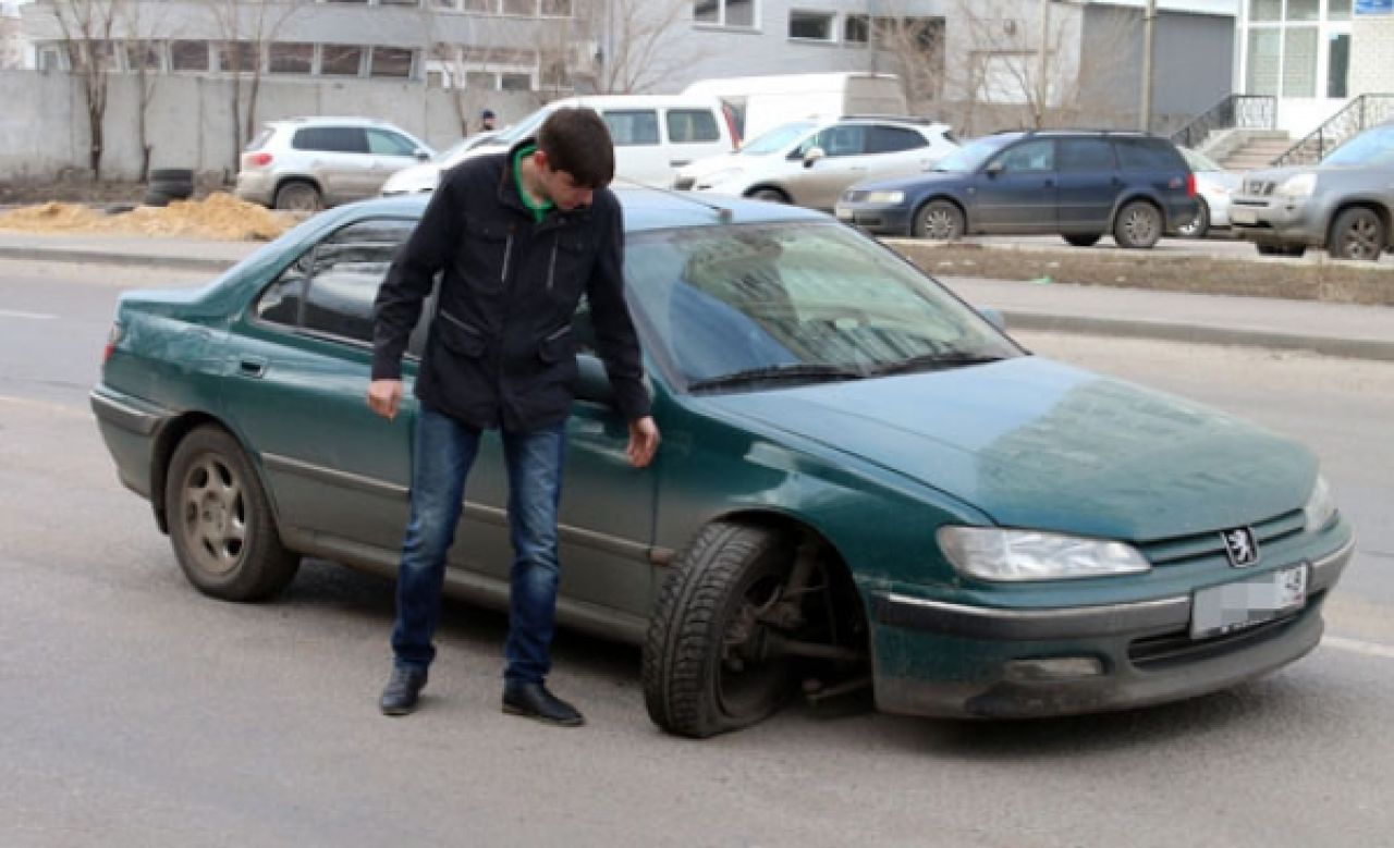 Автомобилист едва не лишился колеса благодаря яме