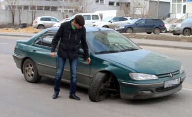 Автомобилист едва не лишился колеса благодаря яме