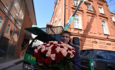 Воронежец сделал предложение любимой, поднявшись на автовышке к ней на лекцию