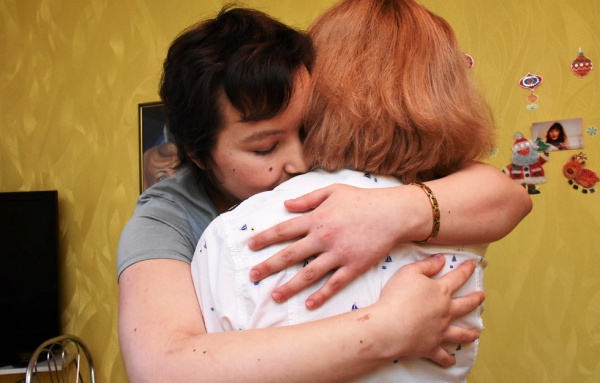 Тамара обнимает свою маму