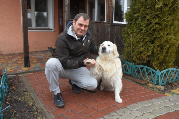 На фото Бакс со своим хозяином Виктором