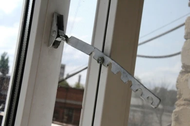 В Воронеже с 8 этажа на козырёк магазина упала женщина