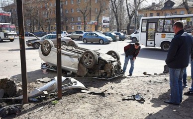 В Воронеже на перекрестке из-за ДТП перевернулся автомобиль