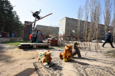 Жители Воронежа обустроили во дворе детскую площадку, от которой веет жутью