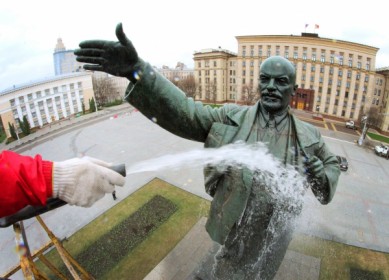 В Воронеже памятник Ленину помыли перед днём рождения вождя (ФОТО)