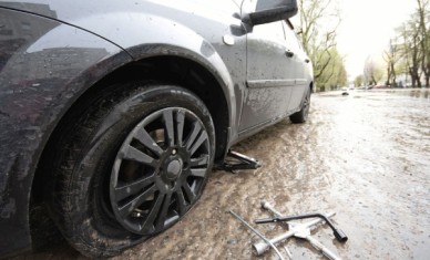Воронежские автомобилисты продолжают терять колёса из-за ям на дорогах