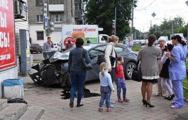 В Воронеже иномарка влетела в аптеку у перекрёстка: пострадал ребёнок