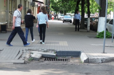 Почему в Воронеже не ремонтируют повреждённые бордюры