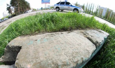 В Воронеже в ливнёвке нашли старинную надгробную плиту