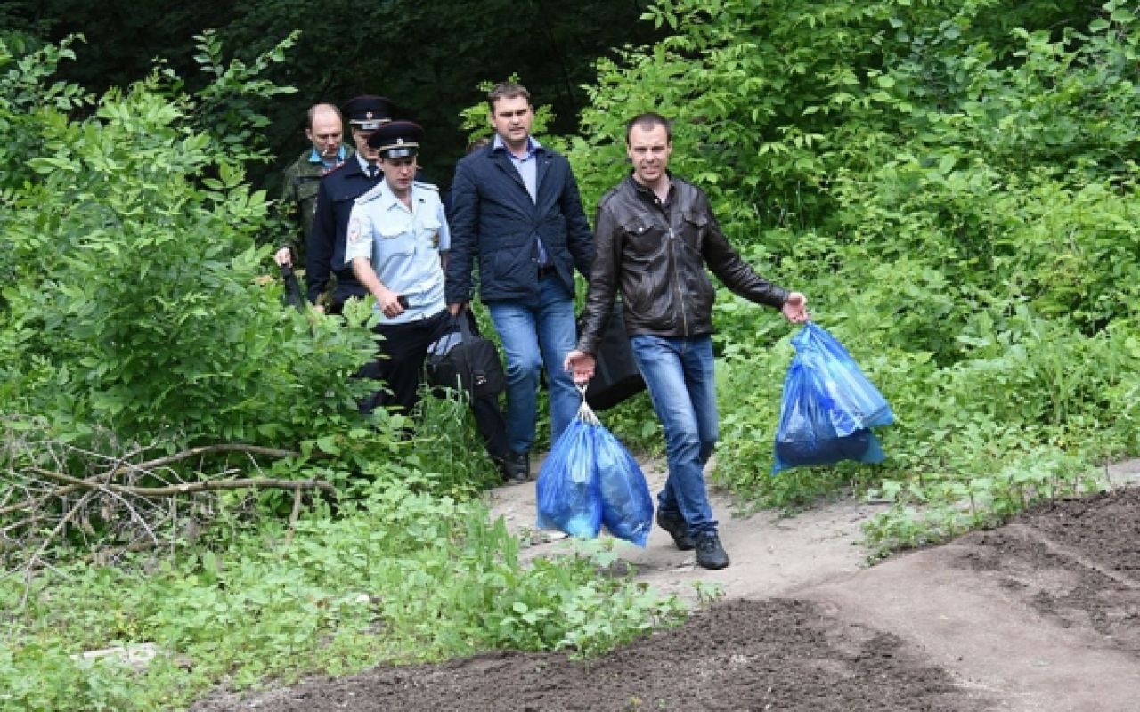 Следователи выходят с места преступления