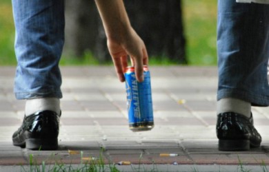 В Воронеже хулиганы с крыши поливали прохожих пивом и бросались бутылками