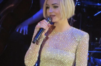 Полина Гагарина в Воронеже похвасталась новым секси-платьем (5 «космических» нарядов певицы)