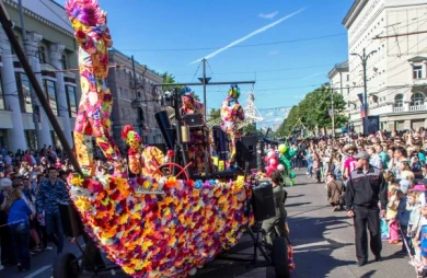 По центру Воронежа прошлись балерины на ходулях, драконы и люди-пузыри
