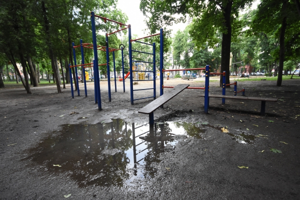 В парке «Орлёнок» тренажёры установили прямо в грязь