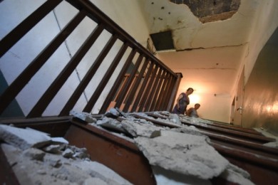 В подъезде дома по улице Семилукской дважды обрушился потолок