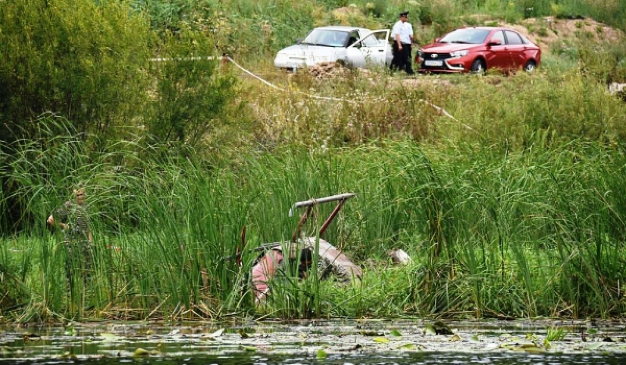 Специалисты осматривают упавший вертолёт