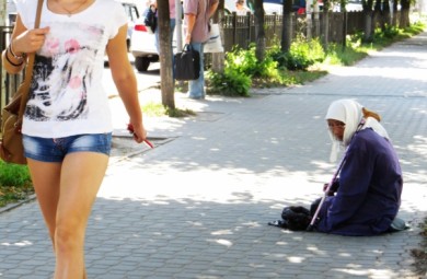 Воронежский священник рассказал, подавать ли милостыню сомнительным нищим на ули...