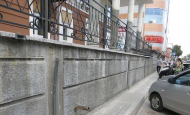 На тротуаре у нового жилого комплекса в центре Воронежа с трудом разойдутся два пешехода