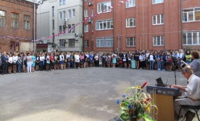 Ученики воронежской вечерней школы приходят на линейки не с родителями, а со сво...