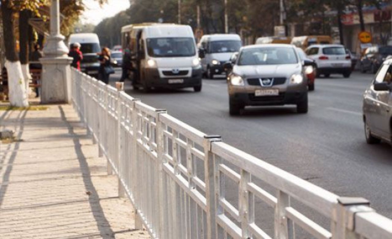 На 11 центральных улицах Воронежа установят пешеходные ограждения