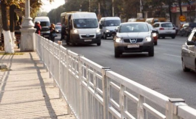 На 11 центральных улицах Воронежа установят пешеходные ограждения