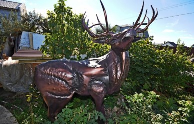 Житель Воронежа смастерил из листов ржавого металла скульптуру оленя в натуральн...