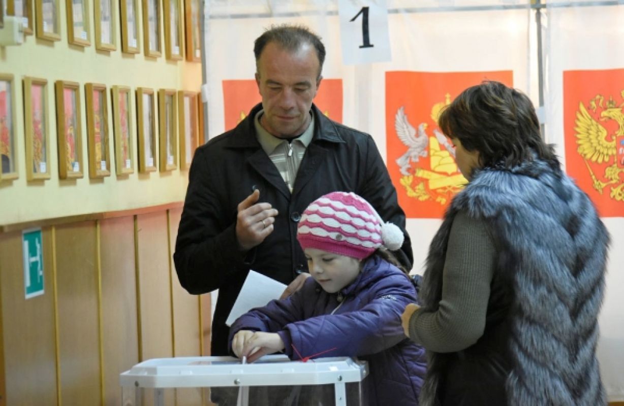 На левом берегу на равных борются кандидаты от «Единой России» и КПРФ