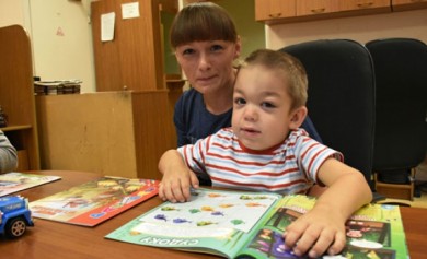 Единственный в области ребёнок с редким генетическим заболеванием начал проходит...