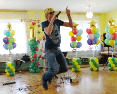 Экс-солист «Отпетых мошенников»: «Поклонницы дарили нам банки с огурцами и туалетную бумагу»