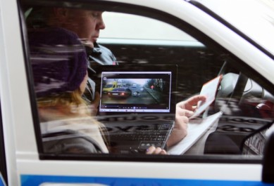 Инспекторы ГИБДД в Воронеже пугали пешеходов-нарушителей фильмом про жуткие авар...