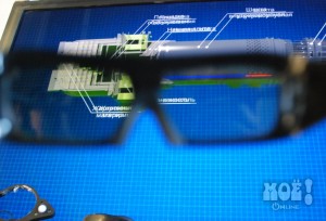 В 3D-очках есть несколько маркеров, по которым встроенные в стол камеры с точностью до миллиметра определяют положение головы пользователя