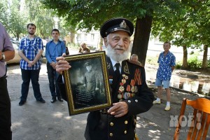 На юбилей Ивану Николаевичу подарили его портрет времён войны