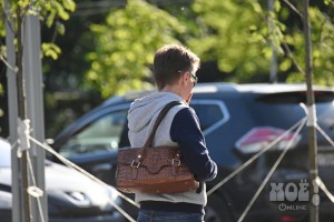 Мама Екатерины уходит с месте, где нашли её дочь