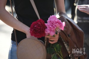 Люди принесли цветы и свечи к месту гибели Екатерины