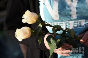 Люди принесли цветы и свечи к месту гибели Екатерины