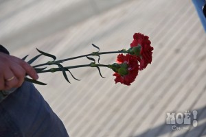 Люди принесли цветы и свечи к месту гибели Екатерины