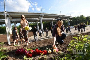 Люди принесли цветы и свечи к месту гибели Екатерины