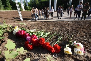 Люди принесли цветы и свечи к месту гибели Екатерины