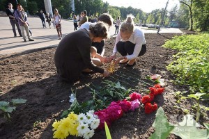 Люди принесли цветы и свечи к месту гибели Екатерины