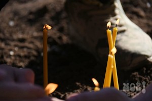 Люди принесли цветы и свечи к месту гибели Екатерины