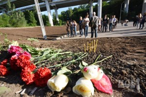 Люди принесли цветы и свечи к месту гибели Екатерины