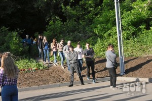 Люди выходят с тропинки, по которой шла Екатерина в день убийства